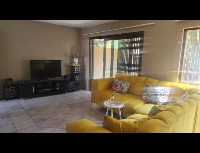 3 BEDROOM TOWNHOUSE FOR SALE IN WATERVAL EAST
